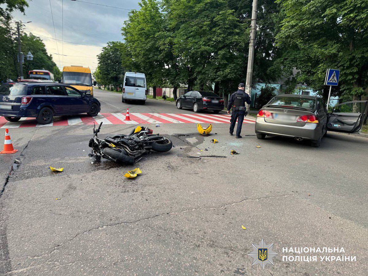 У Житомирі зіткнулися авто та двоколісник: водій мотоцикла і пасажирка в реанімації